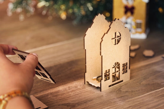 DIY Bastelset Holz-Weihnachtshaus - Modell 4