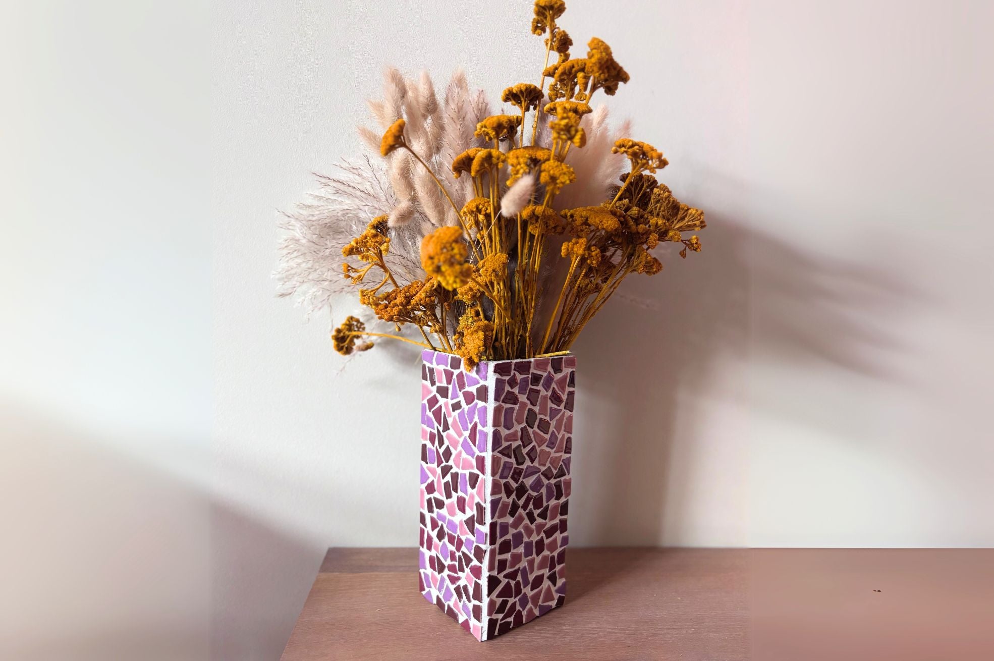 Altrosa Mosaik Vase mit blumen