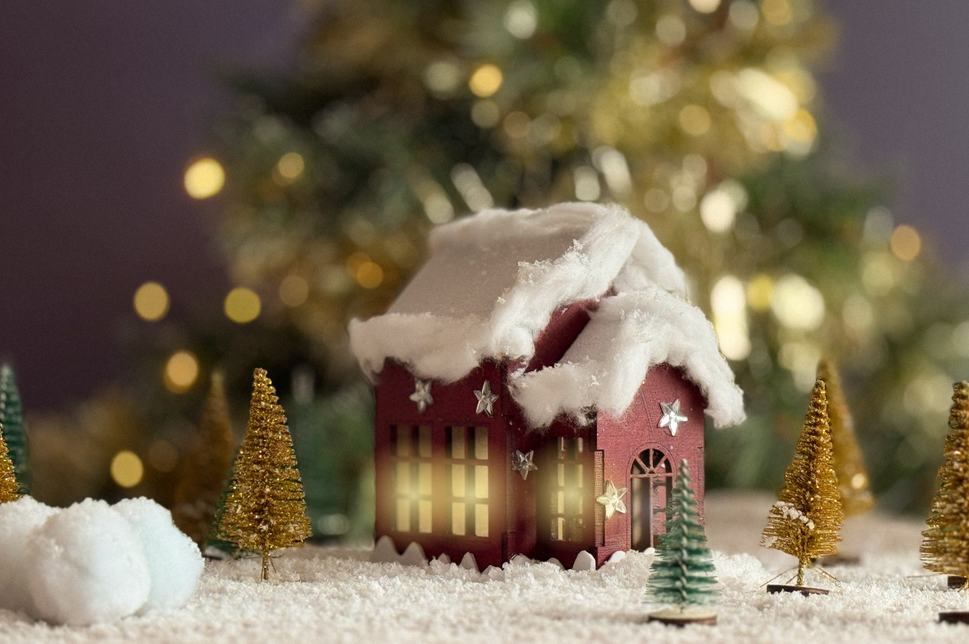 Bastelset Holz-Weihnachtshaus in Bordeauxrot