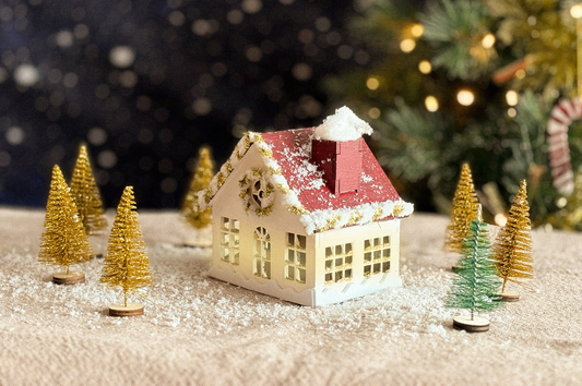 Bastelset Holz-Weihnachtshaus in Weiß mit Rot